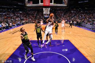 而是由三名 而是由三名